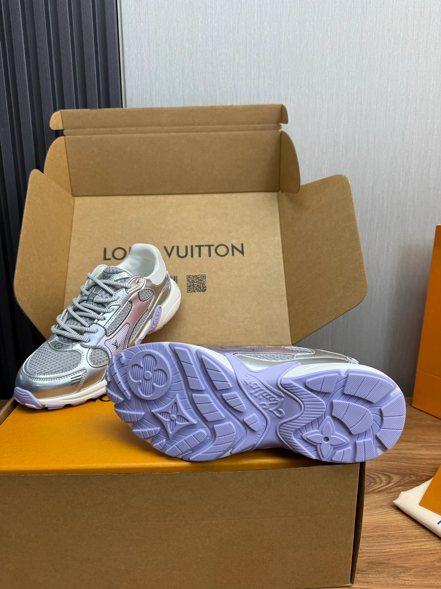 Men's shoes 💰600💰 🌈LV | Louis Vuitton 2025𝐬𝐬 🧡💚2025 spring and summer new style top version‼ ️The original version is the same. The counter specializes in the latest casual shoes. Hard goods are new🆕 🔥🔥🔥Top version: Couple model LV Louis Vuitton L House Donkey brand The latest Olympia series Couple model Silver Horn King Casual sneakers Running shoes This LV Olympia sneaker combines mesh fabric and metallic synthetic leather and other technical fabrics to reinterpret the classic running shoe design with a neat and simple design. Lightweight EVA outsole provides a stretchy fit. Rich details such as Monogram embossing and LV letters establish recognition. Exquisite packaging at the delivery counter 🛍📦 ▪️Fabrics: Original imported technical fabric + mesh ▪️Inner lining: Original customized breathable mesh ▪️Sole: Original molded rubber foam material ▪️Sole thickness: 3.5CM ▪️Size: 35--45 (customized for women 40 and men 45)